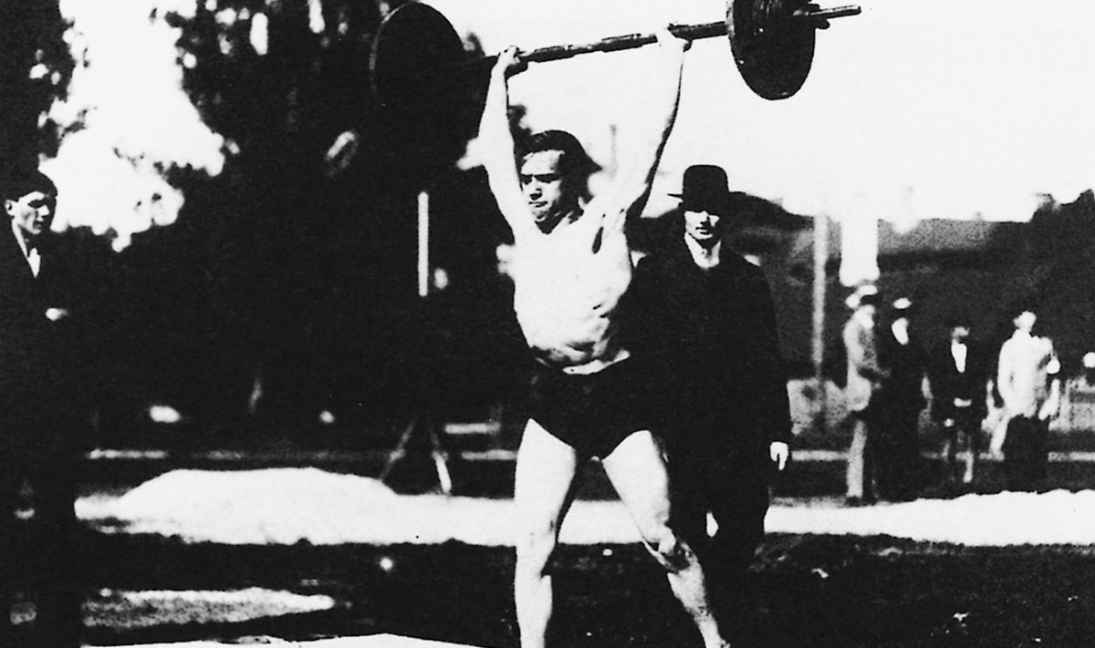 Antwerpenis olümpiakullani jõudnud tõstja Alfred Neuland lihvimas Eestis oma võistlusvormi.