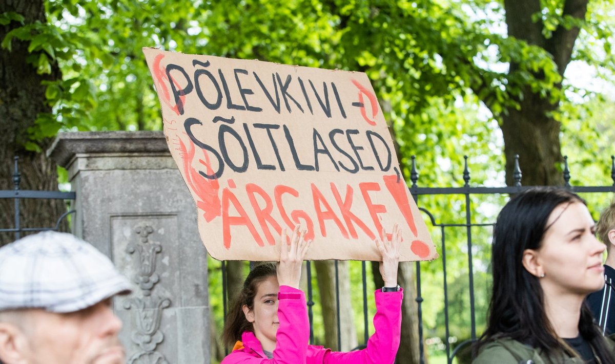Alates 2019. aasta märtsikuust on Eesti noored reedeti koolist puudunud, et protesteerida valitsuse tegevusetuse üle kliimakriisi lahendamisel.