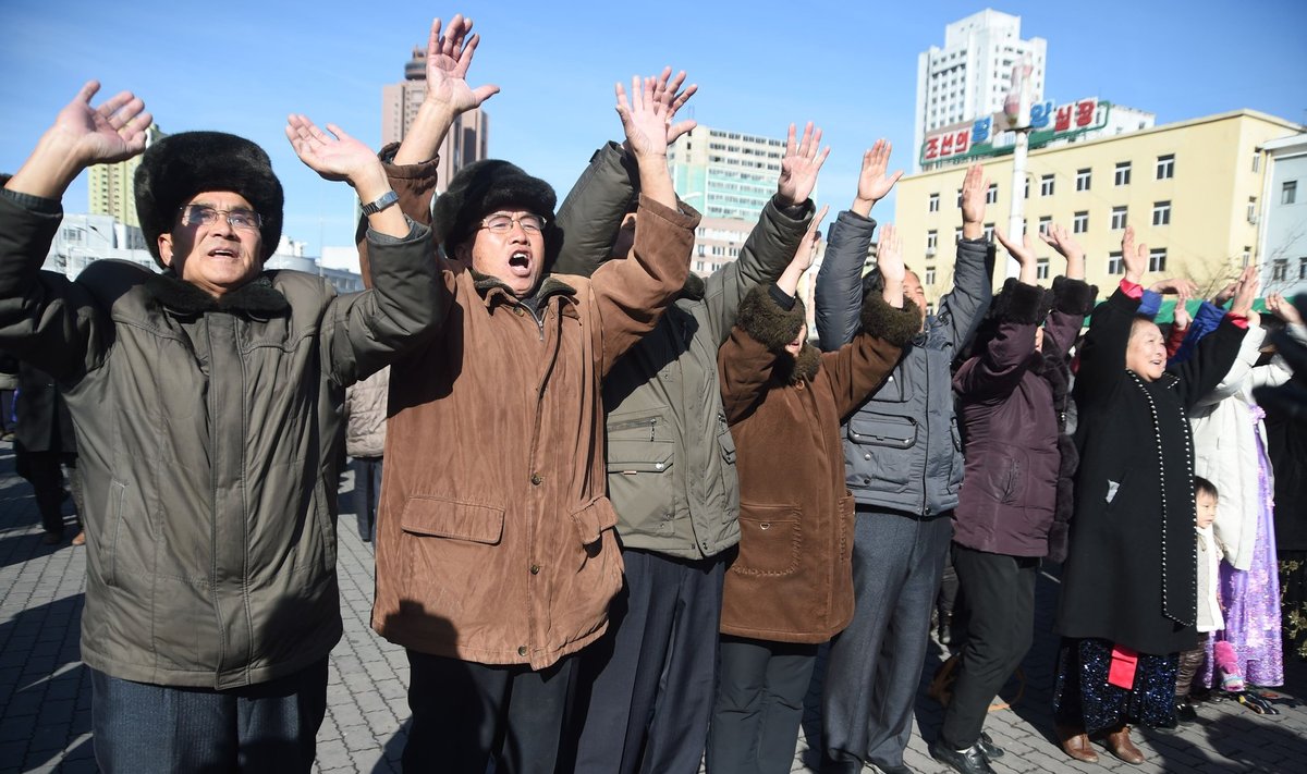 Raketikatsetusest teada saanud põhjakorealased juubeldavad Pyongyangi raudteejaamas.