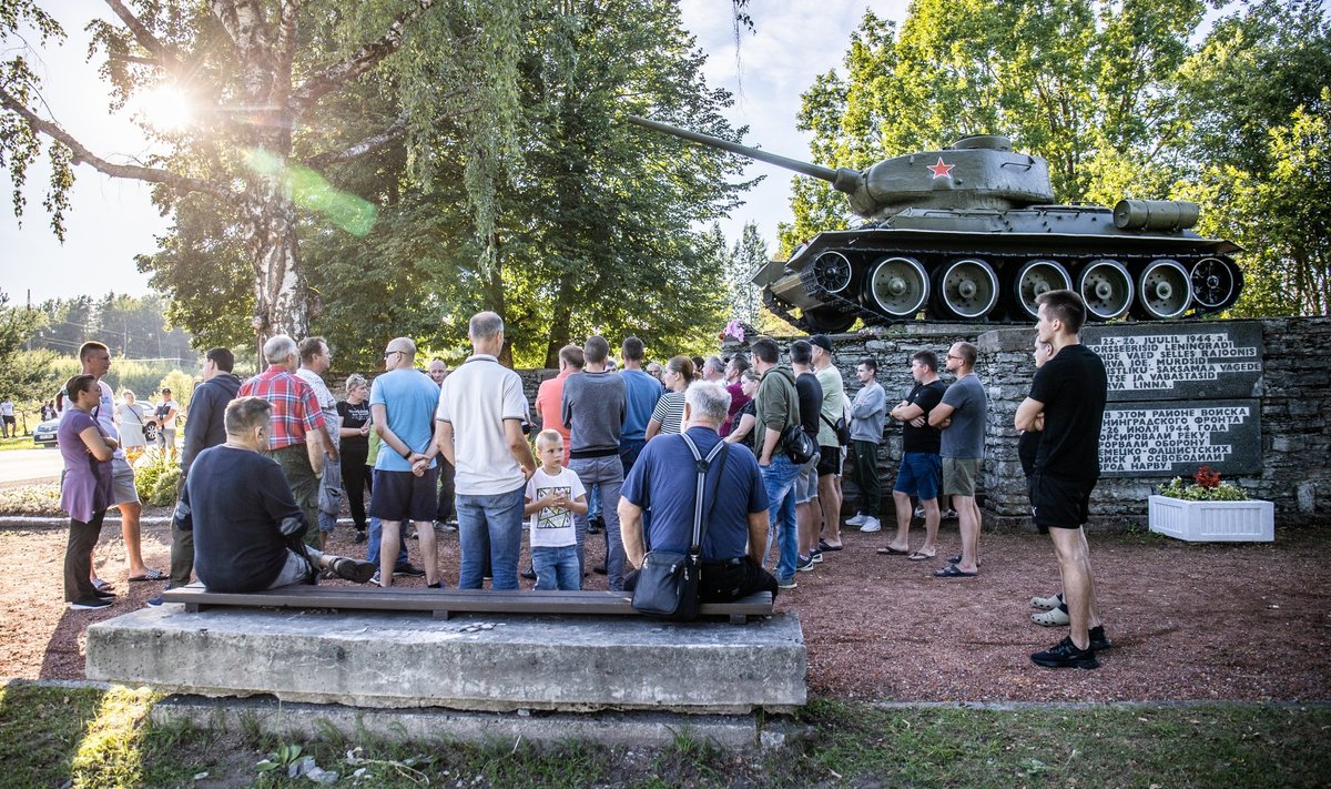 Eile kogunes hulk inimesi Narva tanki "kaitsma". Levis väärinfo, et tank viiakse õhtul minema.