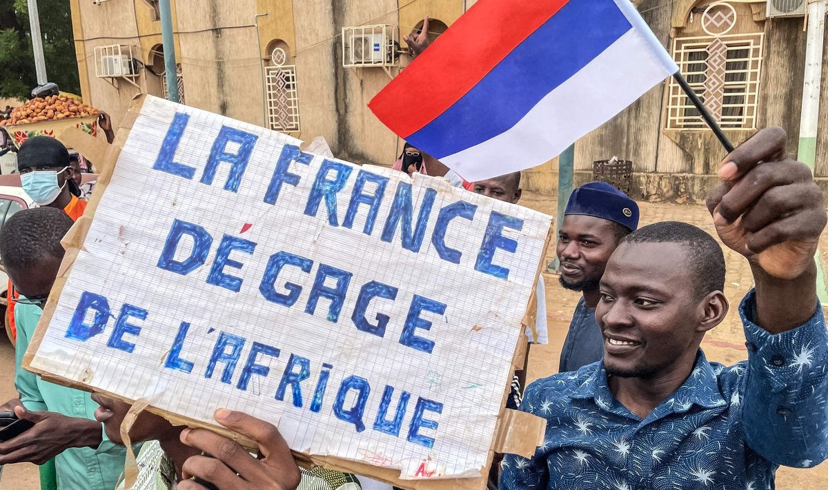 POLE OHUTU: Nigeris toimunud meeleavaldustel nägi Prantsusmaa-vastaseid plakateid ja Venemaa lippe. Prantsusmaa alustas augusti alguses enda riigi ja Euroopa kodanike evakueerimist riigist.