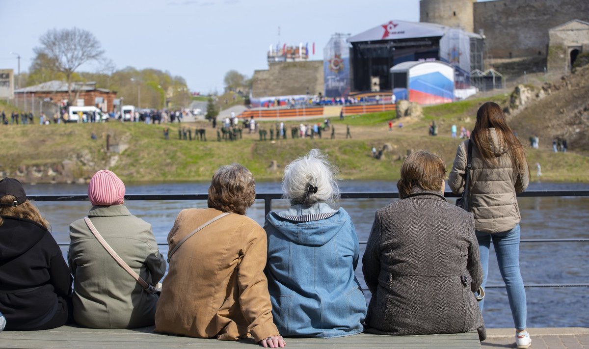Жители Нарвы смотрят концерт по случаю 9 мая, устроенный в Ивангороде