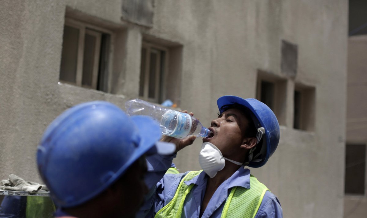 Juba 2015. aastal muutus rahvusvaheline pahameel Katari võõrtööliste tingimuste üle nii valjuks, et Katari valitsus organiseeris spetsiaalse meediatuuri. Pildil Nepali tööline, kes peab puhkepausi ja joob korralikult vett. 