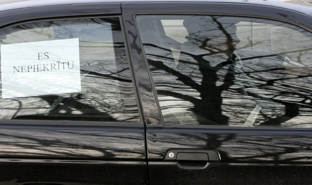 "Ei ole nõus" teatab lätlase autoaknale kleebitud paber kuus aastat tagasi, kui Läti tõstis teemaksu.