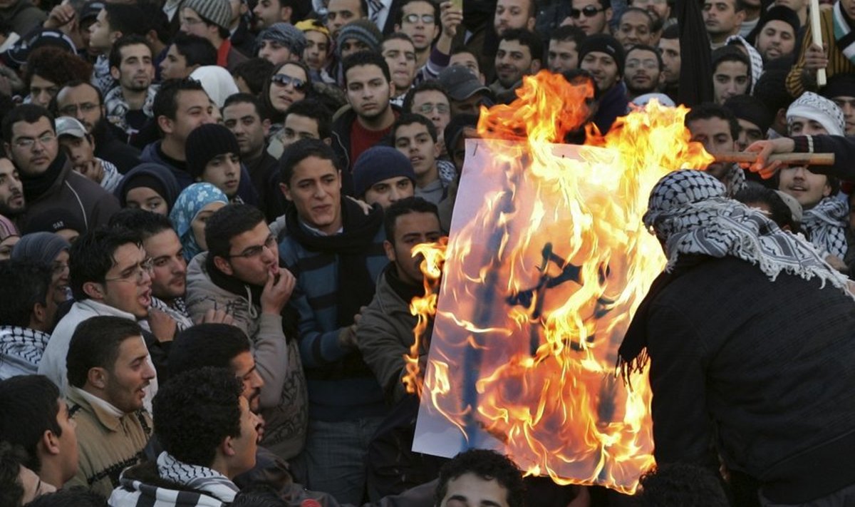 Meeleavaldajad põletavad Iisraeli lippu Egiptuse saatkonna ees Ammanis protesteerimaks Iisraeli rünnakute vastu Gaza sektoris. 