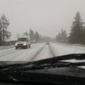 FOTOD: Tallinna-Narva maantee Lääne-Virumaal on paiguti täiesti lumine, üks auto on teelt välja sõitnud