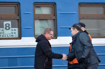 На железнодорожном вокзале Лепехина встречает руководитель Baltnews Александр Корнилов. Источник: годовой отчет КаПо.