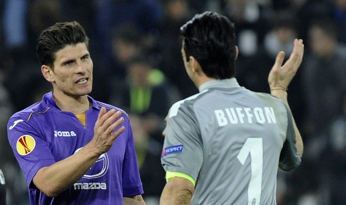 Fiorentina's Gomez waves Juventus goalkeeper  Buffon at the end of the match in their Europa League round of 16 first leg soccer match at the Juventus stadium in Turin