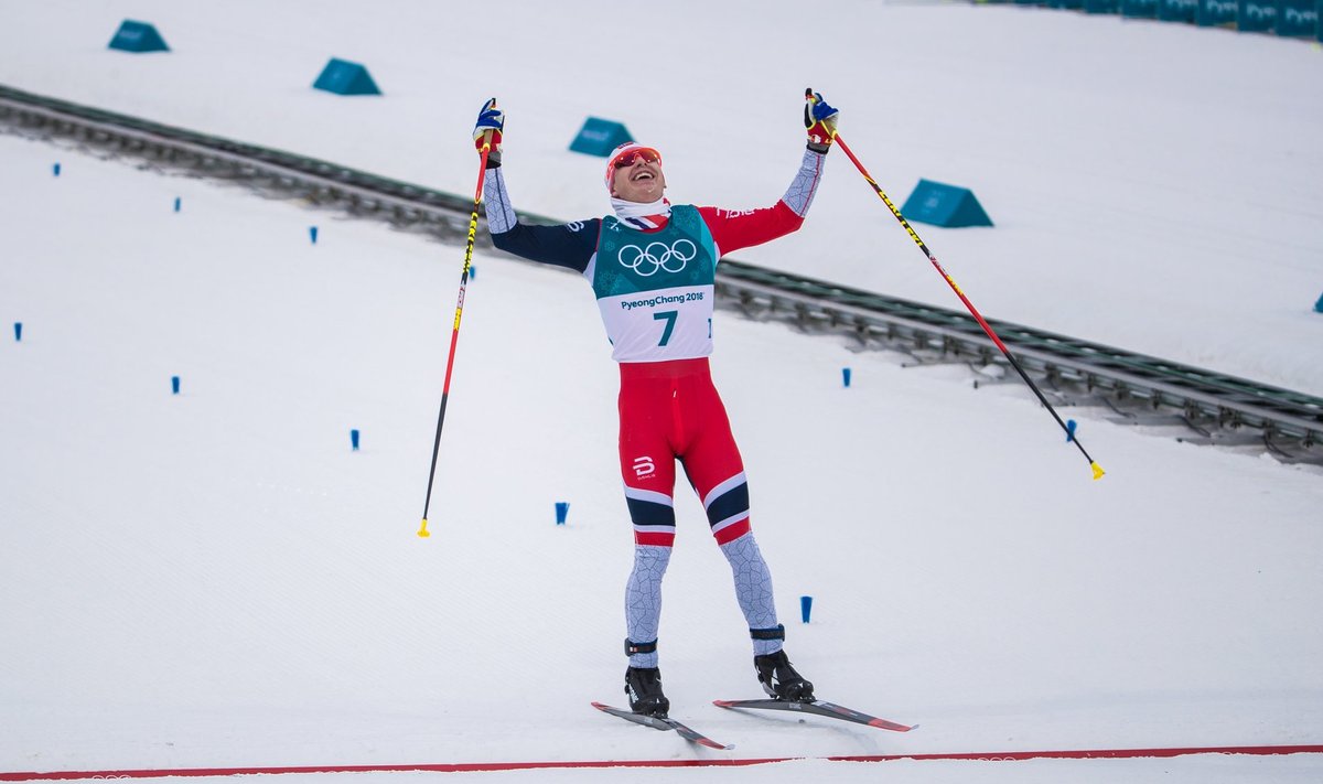 Raskuste kiuste ootamatult olümpiavõitjaks: Simen Hegstad Krüger on võitjana finišisse jõudnud.