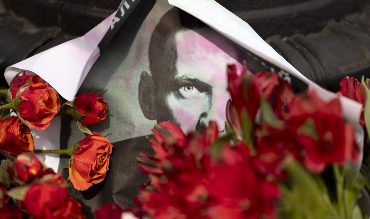 Leinajad kogunesid Washingtoni Vene saatkonna juurde mälestamaks Aleksei Navalnõid.