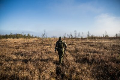 10:50 jõuame Pabra järve lähedale, kus läheb maastik väga soiseks. Vesi hakkab juba üle saapa ääre küündima.