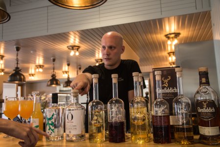 „Kui mingi asi on Rootsis trendiks saanud, kulub sellel aasta, et jõuda Ahvenamaale, ja kolm aastat, et sealt Soomesse jõuda,” on Åland Distillery maitsete meister Viktor Falander veendunud.
