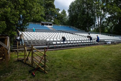 Eesti lipu värvides tribüün. Peaproov toimus publiku ees, korraldajad olid rahva suure huvi tõttu sunnitud leidma lisatoole.