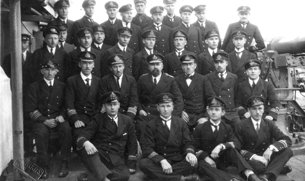 Suurtükilaev Lembitu meeskond koos admiral Johan Pitkaga. Teises reas vasakult kolmandana istub saarte mässu maha surunud Jaen Klaar.