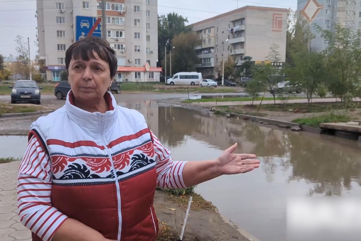 Video |  „Ne vom îneca!”  Un oraș rus așteaptă ca lacul întortocheat de fecale dintr-o zonă rezidențială să înghețe