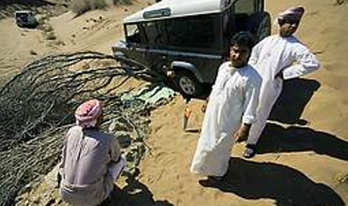 VALGETES DISHDASHADES: Omaani mehed puu otsa tarkerdunud autot lahti päästmas. Terje Toomistu