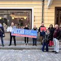 ФОТО | Участник пикета: Мы не считаем Путина легитимным. Из-за него мы не можем вернуться в Россию