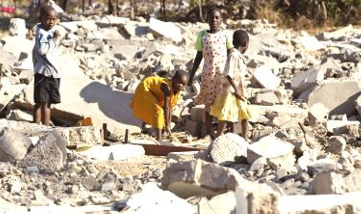 Zimbabwe lapsed Harare äärelinnas hävitatud majade vahel