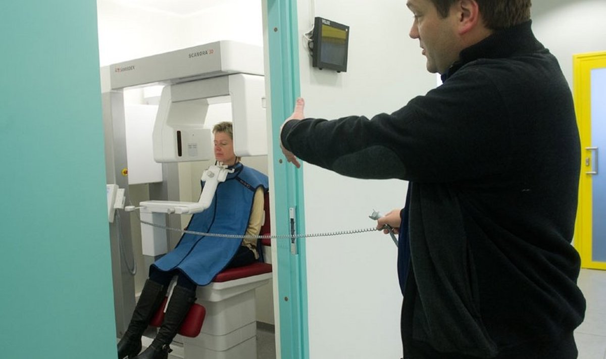Dr Oliver Vaide hakkab patsiendile tegema 3D kompuuteruuringut.  