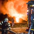 DELFI FOTOD JA VIDEO: Kuressaares toimunud autopesula tulekahjus hävis plekkangaar rehvidega ja kuus sõidukit