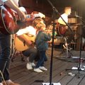 VIDEO | Nunnumeeter põhjas! Tartus hüppas pisike poiss lavale ja laulis Victori ja Stigiga "Stormi"