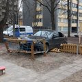 ФОТО: В Таллинне BMW протаранил ограждение детского сада и вылетел на площадку