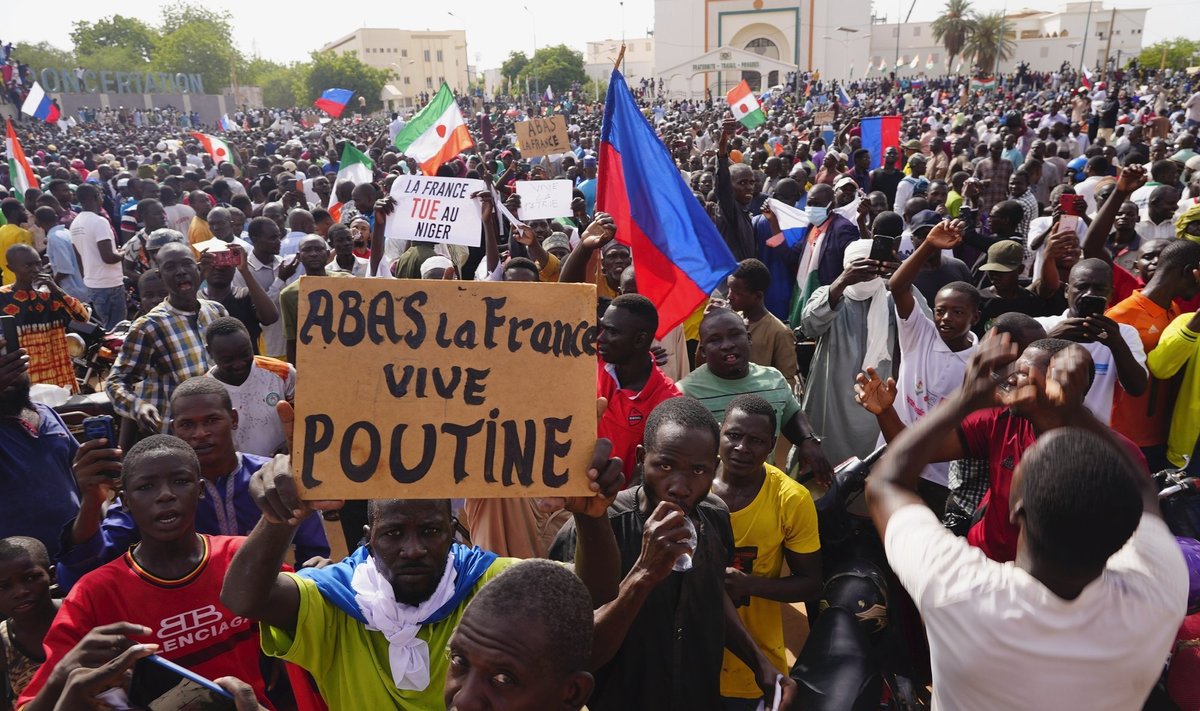 Eilne meeleavaldus Niameys. „Maha Prantsusmaa, elagu Putin!“