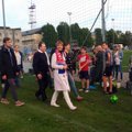 VIDEO JA FOTOD | Transi sall kaelas ja tuju hea! President Kersti Kaljulaid külastas Narvas Eesti jalgpalliliiga mängu