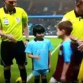 HEA NALI: Aston Villa väike maskott keeldus City kolleegi tervitamast