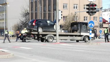 FOTOD JA VIDEO | Kahe auto kokkupõrge pani Tallinna kesklinnas liikluse seisma