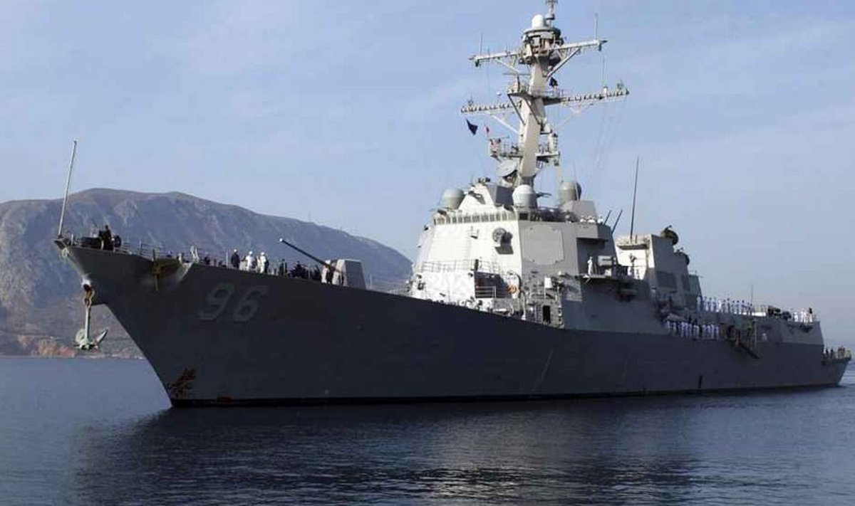 USS Bainbridge Somaalia lähistel piraate jälgimas