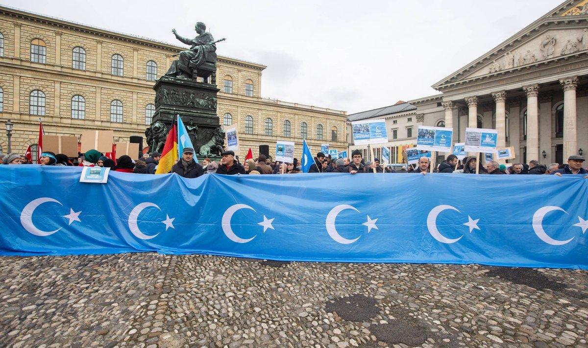 Protestijad Münchenis uiguuri lipuga. Meeleavaldusi on viimastel aastatel toimunud kõikjal (lääne)maailmas.