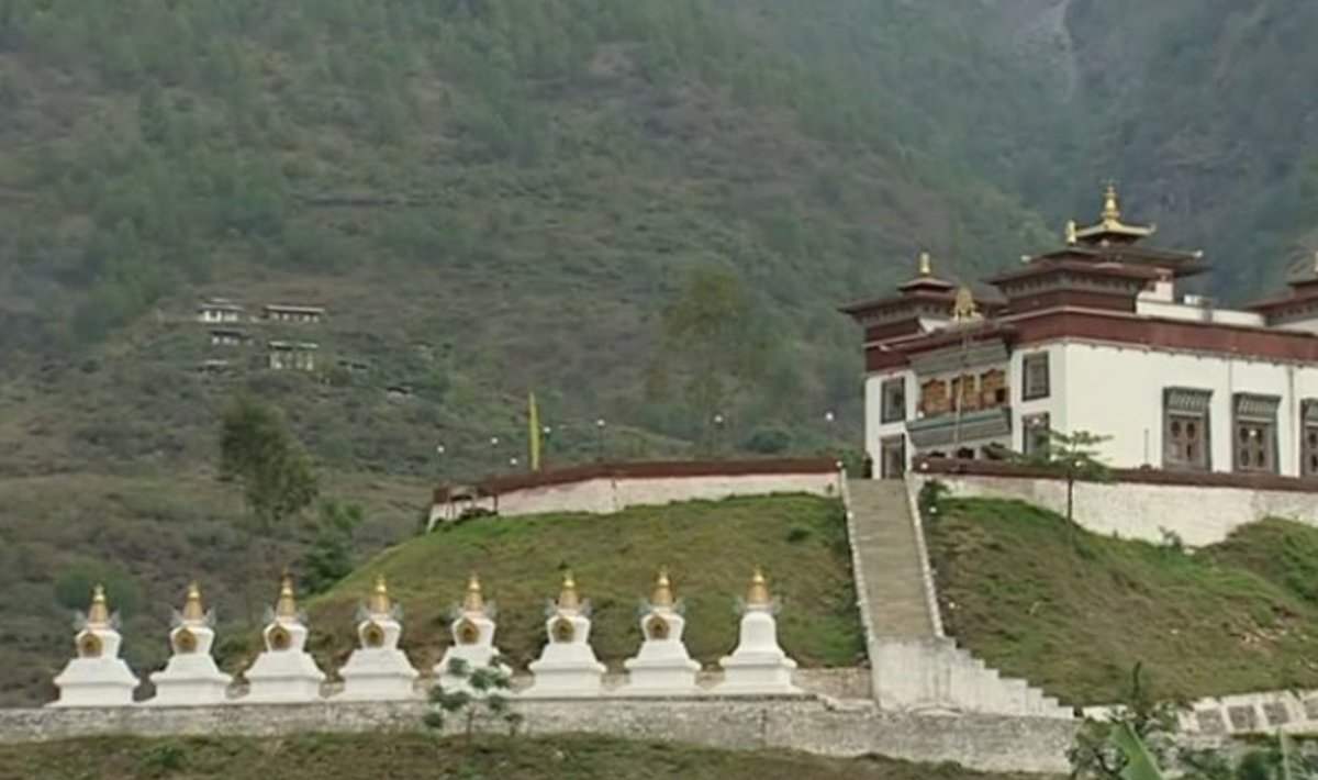 Kuulus Taktsangi ehk Tiigripesa klooster, mis on ehitatud 800–900 m kõrgusele kaljuseinale. Nagu Meka iga moslemi jaoks, nii on Taktsang budisti jaoks, kus tuleks elu jooksul ära käia.