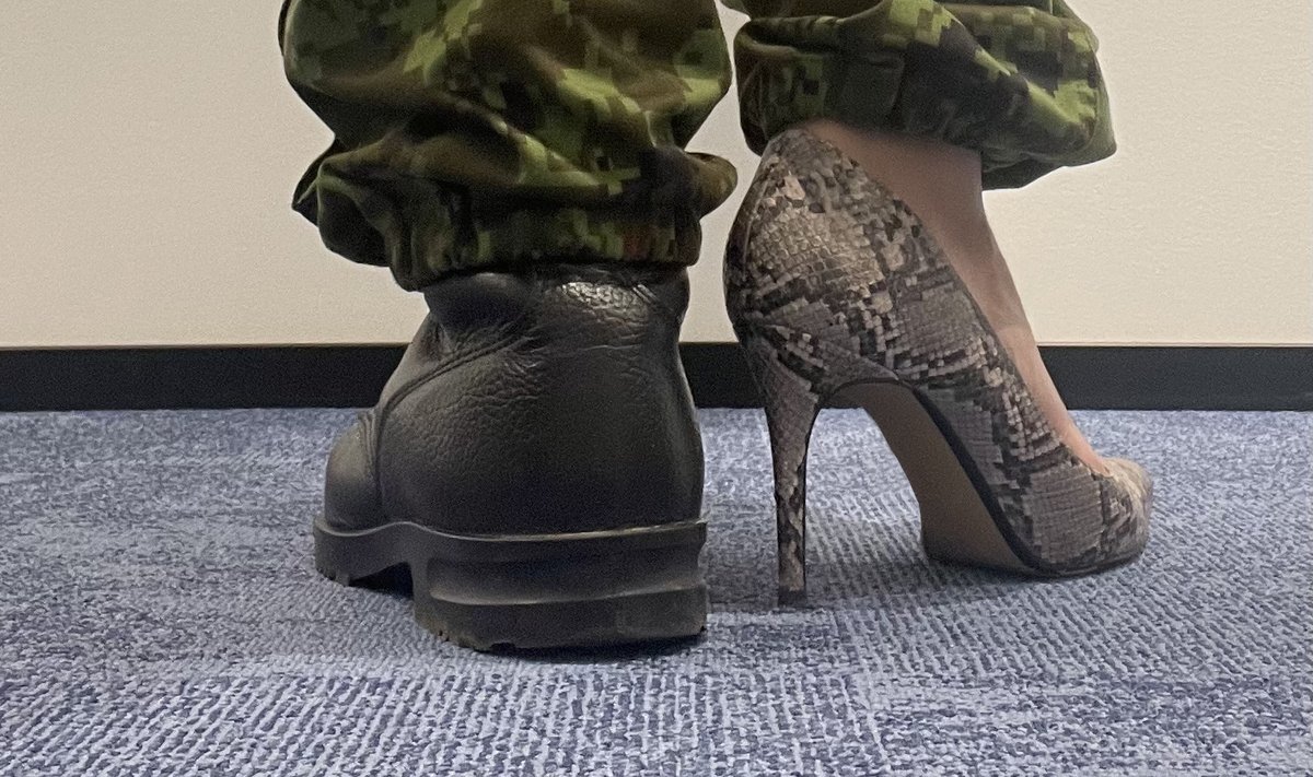 Успешный адвокат поменяла туфли на военные ботинки. 