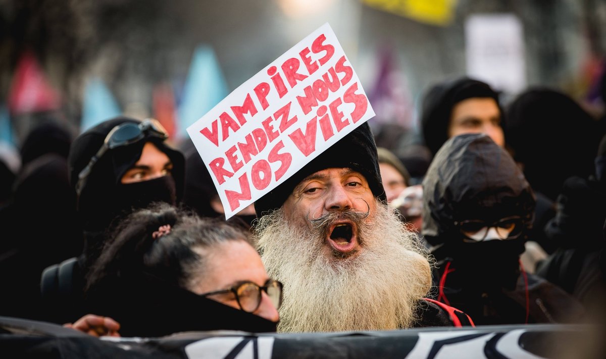 „Vampiirid, andke meie elud tagasi,“ kritiseerib pensioniea tõstmist Pariisi meeleavaldaja loosung.
