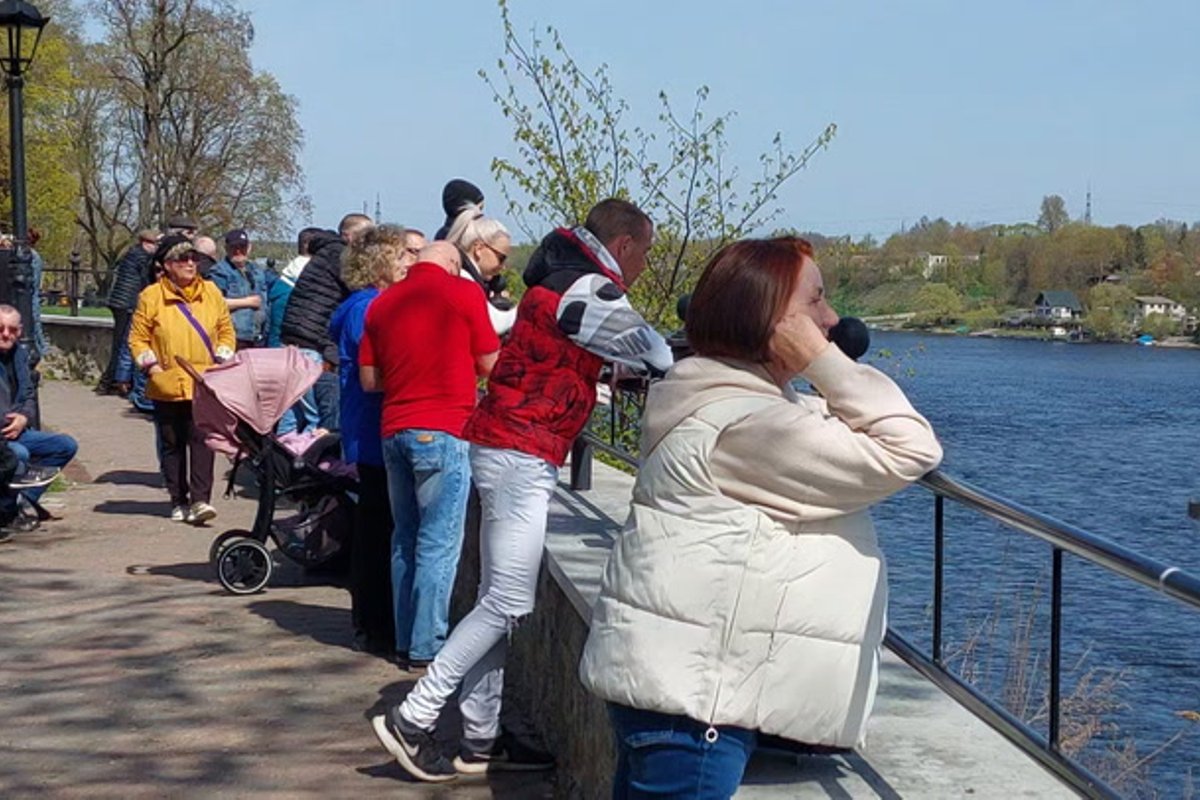 ФОТО И ВИДЕО | Нарвитяне пришли на променад посмотреть, как Ивангород  празднует 9 мая: „Жаль, что нельзя петь!“ - Delfi RUS