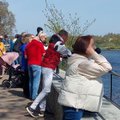 ФОТО И ВИДЕО | Нарвитяне пришли на променад посмотреть, как Ивангород празднует 9 мая: „Жаль, что нельзя петь!“