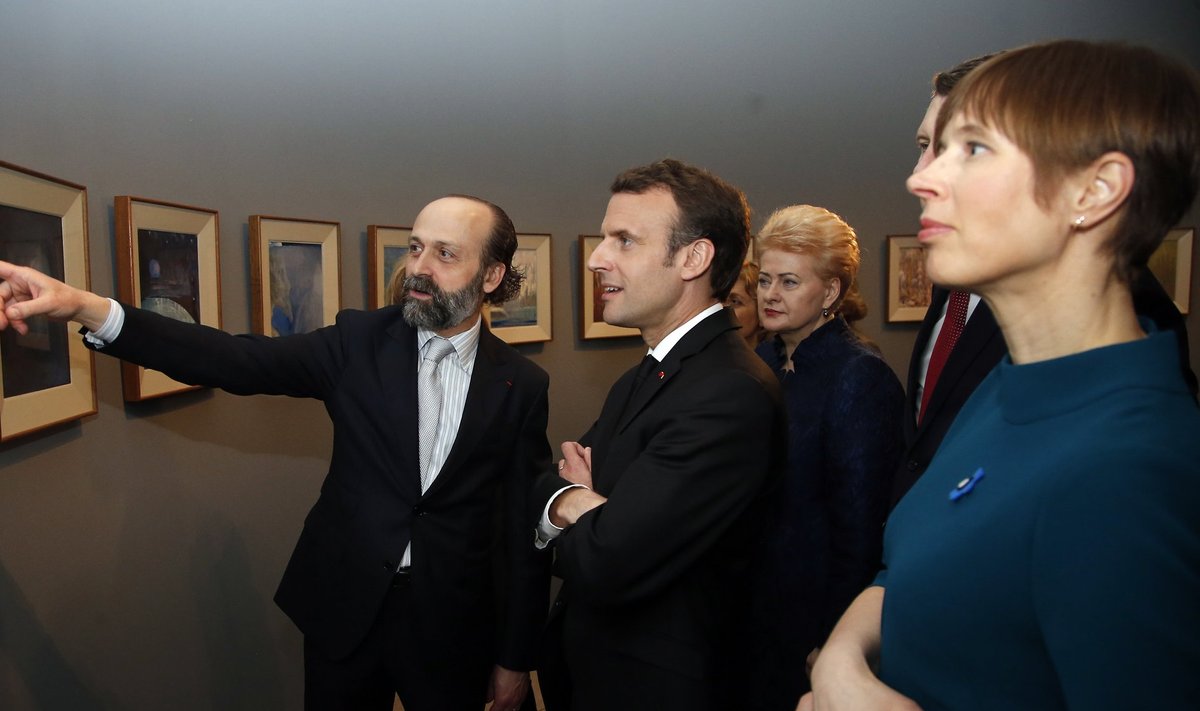 Eesti president Kersti Kaljulaid, Prantsusmaa president Emmanuel Macron ja Leedu president Dalia Grybauskaitė kuulavad näituse kuraatori Rodolphe Rapetti selgitusi.