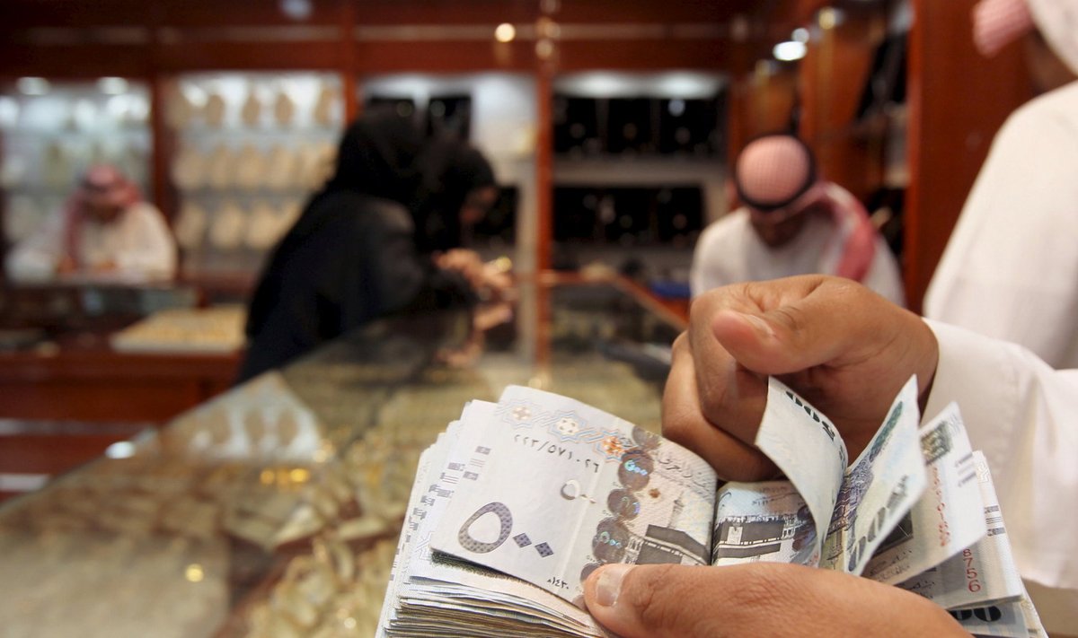 Saudi Araabia ärimees juveelipoes raha lugemas.