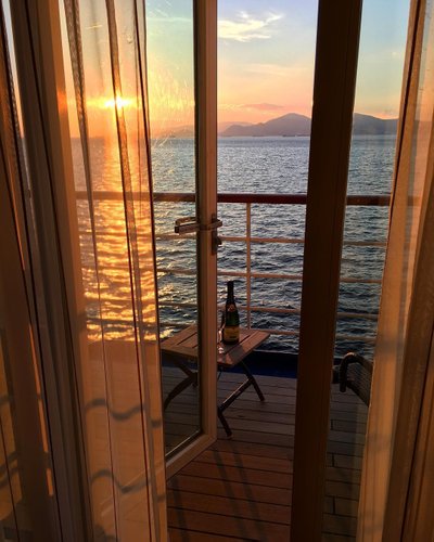 Šampanja ja päikeseloojang – just täpselt nii hea ongi elu 24/7 merevaatega luksulikus sviidis Silversea laeval.