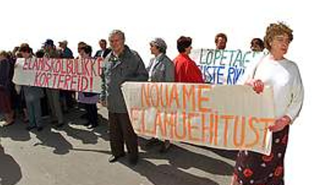 TÜÜBILISI SUNDÜÜRNIKKE: Keskerakonna korraldatud meeleavaldus N. linnas Eestis aastal 2003. MARGUS ANSU/POSTIMEES