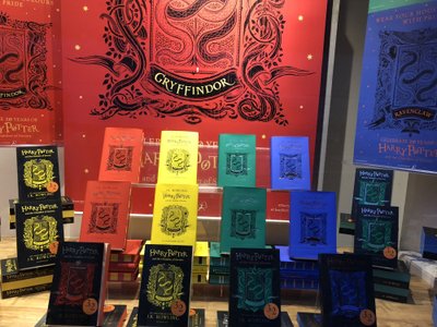Muidugi ollakse Edinburghis väga uhked kõige Harry Potteriga seotu üle, sest just selles linnas alustas J. K. Rowling võlurpoisi seikluste kirjutamist.