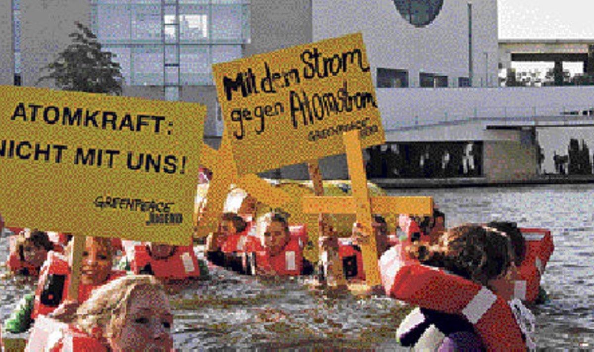 Tuumaenergia vastu protestivad roheliste aktivistid ujusid nädal tagasi loosungitega Spree jões liidukantsleri töökoha esisel.
