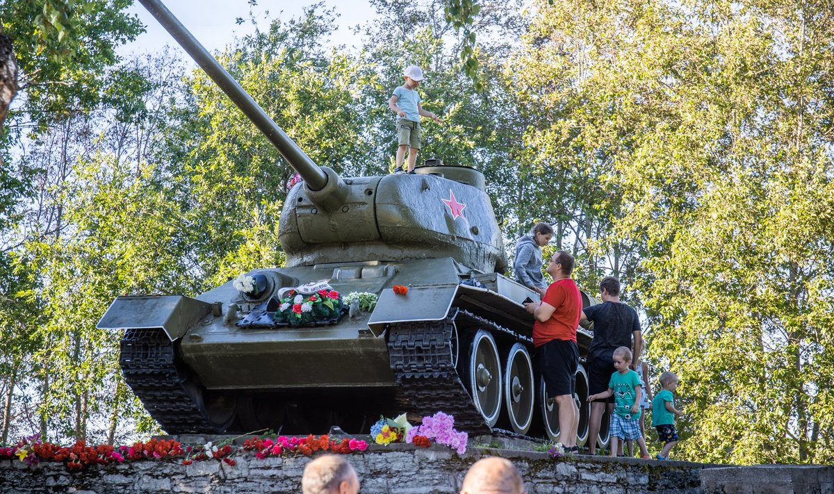 Нарвский танк-памятник