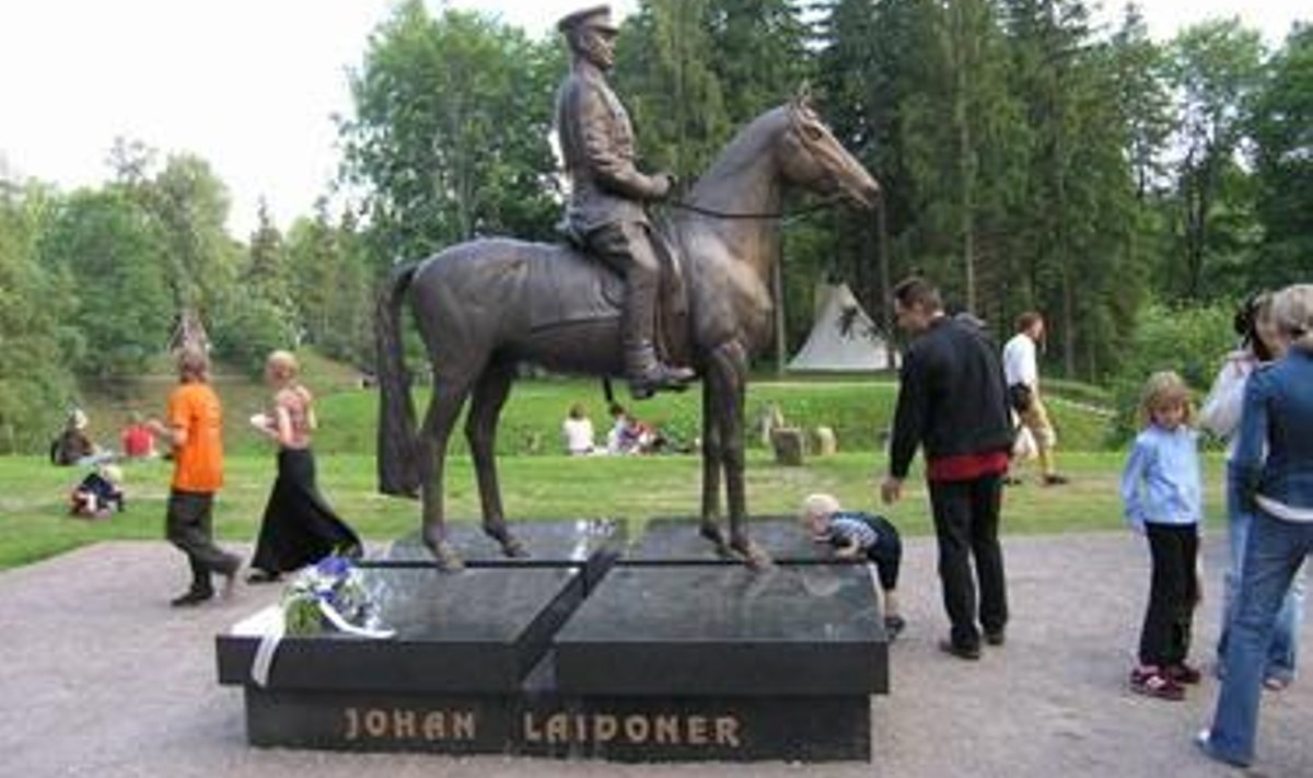 Johan Laidoneri ratsamonument Viljandis