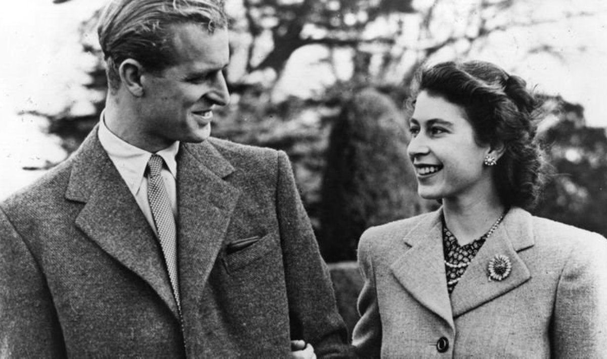 23 ноября 1947 года: принцесса Елизавета и принц Филипп во время медового месяца в поместье Бродлендс, графство Гэмпшир