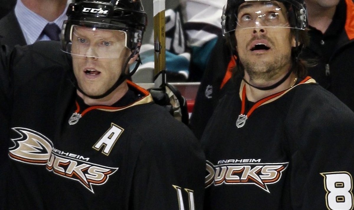 Anaheim Ducks right wing Teemu Selanne (8) of Finland watches the replay of his 599th career goal as he stands with teammate Saku Koivu during their NHL hockey game against the San Jose Sharks in Anaheim, California March 14, 2010.  REUTERS/Mike Blake  (UNITED STATES - Tags: SPORT ICE HOCKEY)