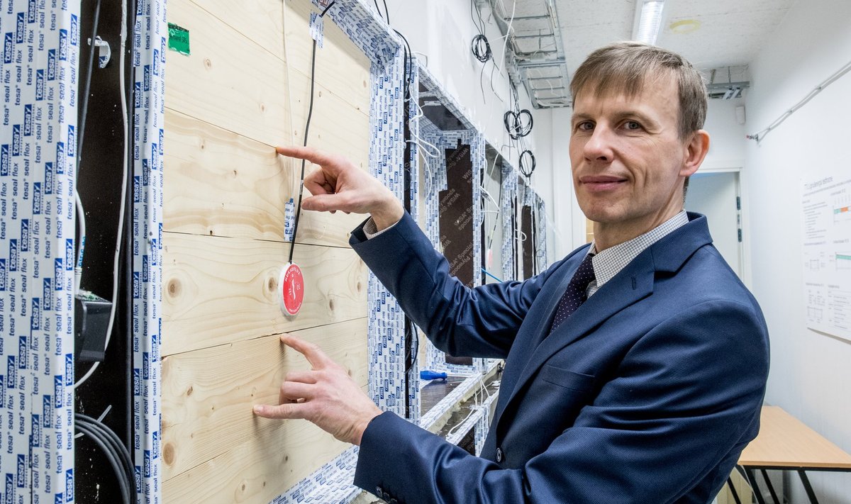 Professor Targo Kalamees näitab liginullenergia katsetamishoones uuritavaid ristkihtpuit-seinaelemente, millele on andmete kogumiseks paigaldatud kokku sada sensorit.