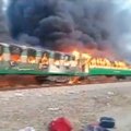 ВИДЕО: В Пакистане из-за пожара погибли 73 пассажира поезда. Они готовили еду на газовой плите