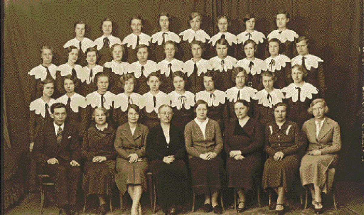 Elfriede Lender oma kooli õpilaste ja õpetajatega 1930. aastate lõpus